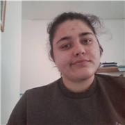 Certificazione C1 presso il college di Cambridge, studentessa di medicina veterinaria, diplomata dal liceo classico